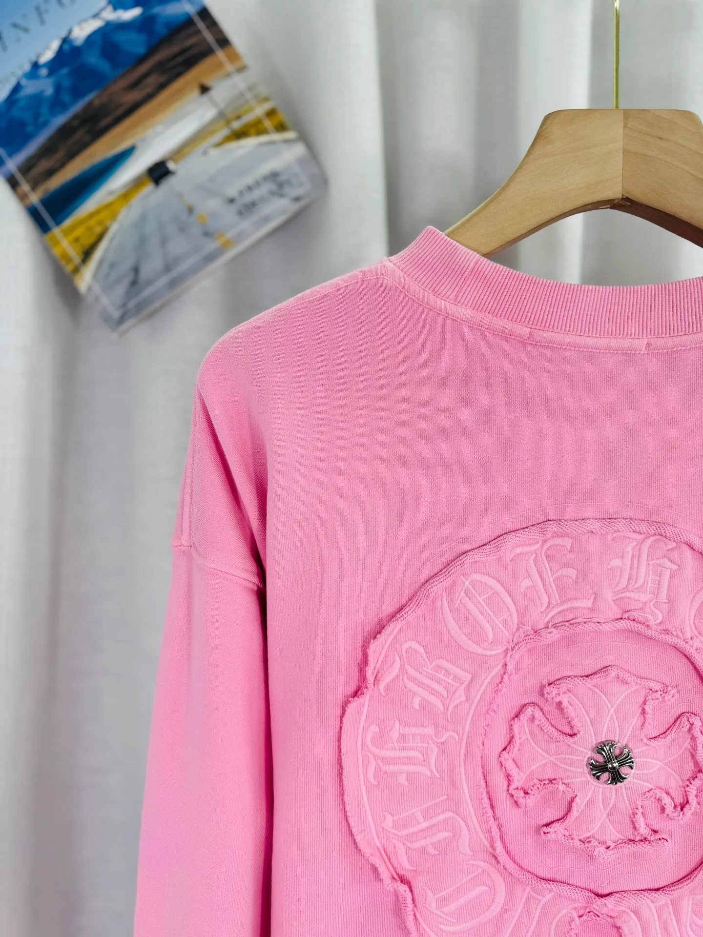 P280 top version, real shot without P, ​​different from market currency) 𝗖𝗵𝗿𝗼𝗺𝗲 𝗛𝗲𝗮𝗿𝘁𝘀/Cro Heart 2025 washed patch embroidery autumn and winter new original single counter American laser burnt 3D three-dimensional color embroidery couple casual sweatshirt 👑The highest version! Customized fabric 430g tripe terry fabric! American acid-washed and distressed original fabric laser burnt ✟appliqué embroidery and exquisite embroidery of letters! The best-selling model in the counter, very comfortable to wear. Accessories: original molded and authenticated collar label➕100% silk wash label. Genuine purchase-grade original hangtag➕matching hanging rope➕3D hanging beads➕original packaging bag. Craftsmanship: The original version has consistent wiring! The highest version of the armhole matching technique! Color: Pink Black Green Size: S M L XL Style Number: 25-377